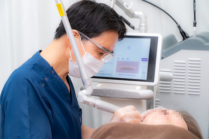 脂腺増殖症を治療する院長