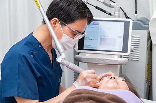 院長の炭酸ガスレーザー治療風景